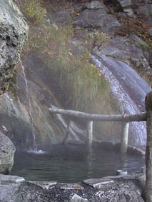 滝の脇の露天風呂